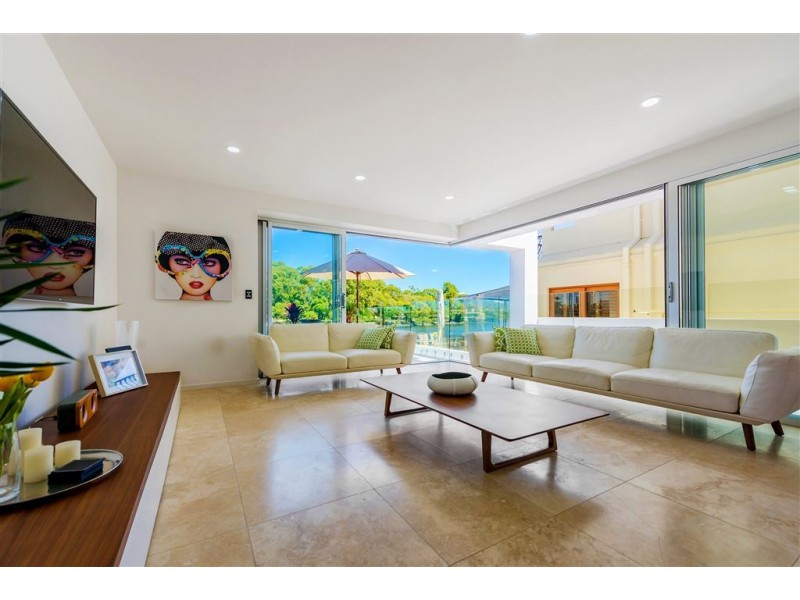 B/255 Stanhill Drive, Chevron Island QLD 4217