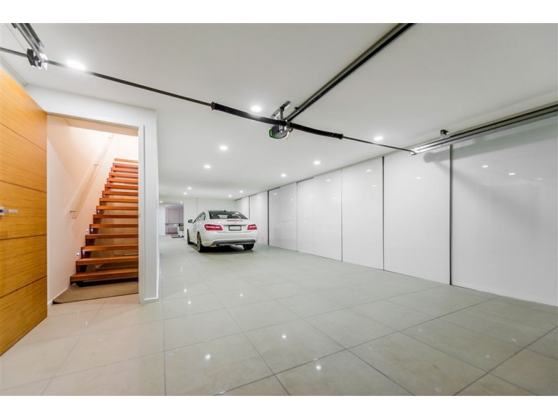 B/255 Stanhill Drive, Chevron Island QLD 4217