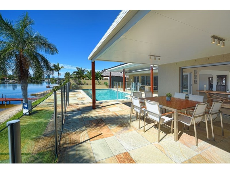 52 Waitomo Street, Broadbeach Waters QLD 4218