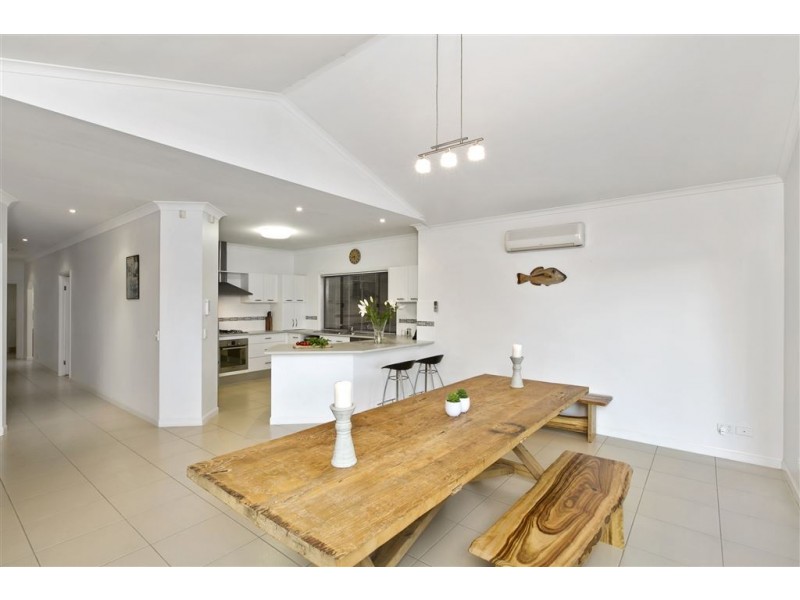 52 Waitomo Street, Broadbeach Waters QLD 4218