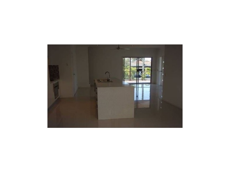 2/16 Wynflo Street, Labrador QLD 4215