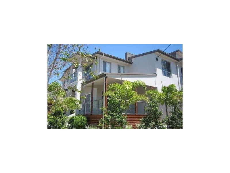 2/16 Wynflo Street, Labrador QLD 4215