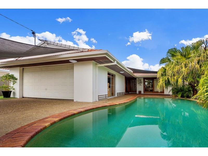16 St Andrews Avenue, Isle Of Capri QLD 4217