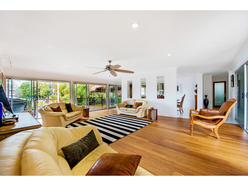 16 St Andrews Avenue, Isle Of Capri QLD 4217