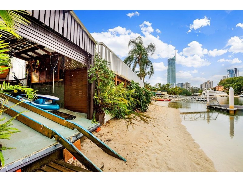 16 St Andrews Avenue, Isle Of Capri QLD 4217