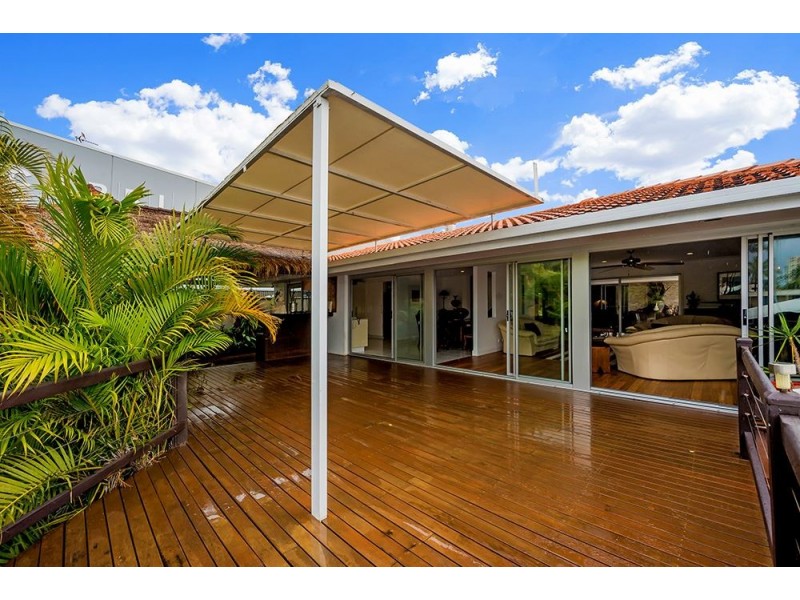 16 St Andrews Avenue, Isle Of Capri QLD 4217