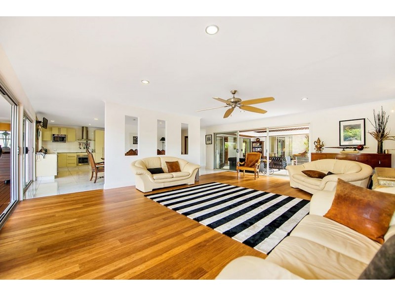 16 St Andrews Avenue, Isle Of Capri QLD 4217