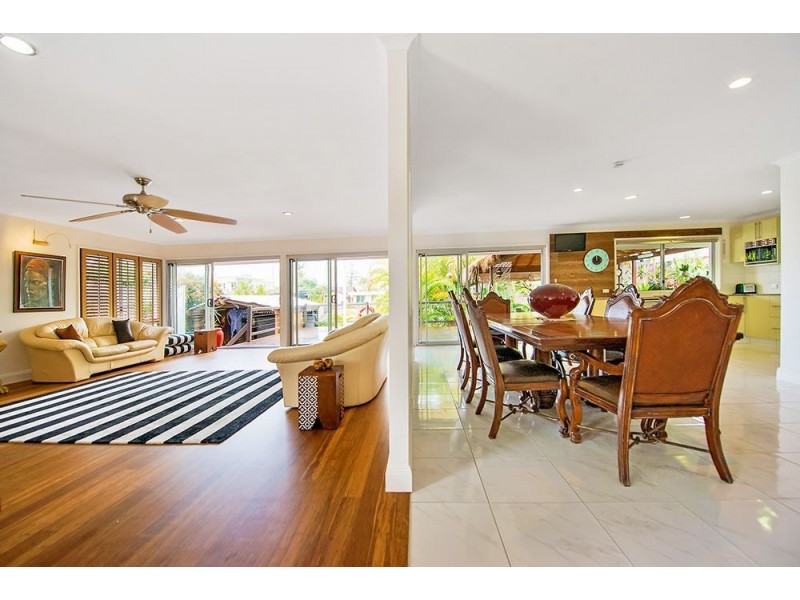 16 St Andrews Avenue, Isle Of Capri QLD 4217