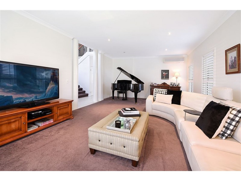 18 Canada Place, Arundel QLD 4214