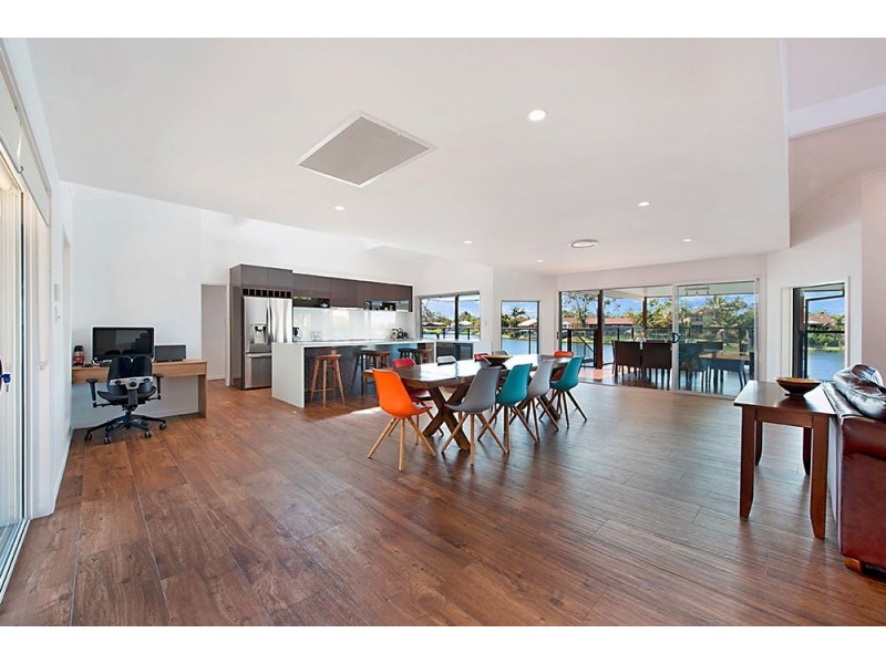 26 Peninsula Court, Mermaid Waters QLD 4218