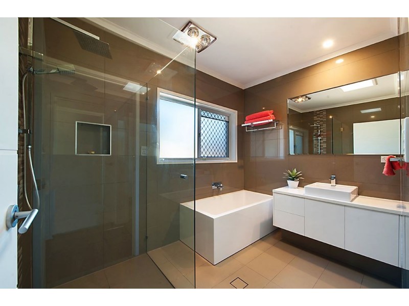 26 Peninsula Court, Mermaid Waters QLD 4218