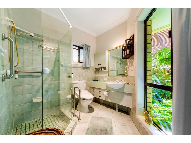 64 Tradewinds Avenue, Paradise Point QLD 4216