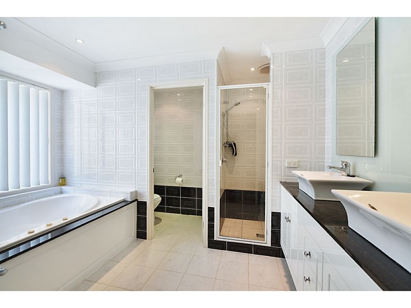 16 Canada Place, Arundel QLD 4214