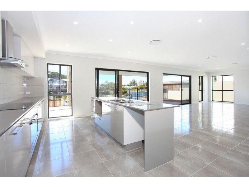 8 Seaforth Avenue, Broadbeach Waters QLD 4218