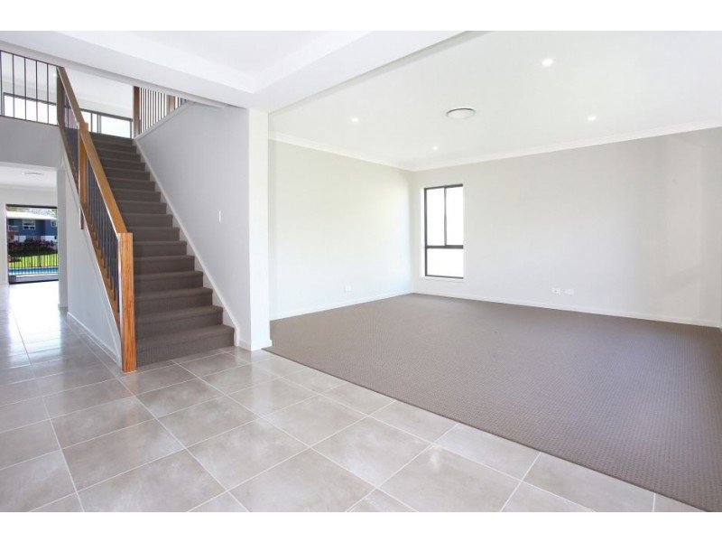 8 Seaforth Avenue, Broadbeach Waters QLD 4218