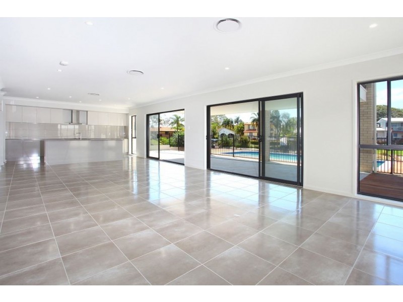8 Seaforth Avenue, Broadbeach Waters QLD 4218