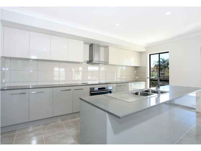 8 Seaforth Avenue, Broadbeach Waters QLD 4218