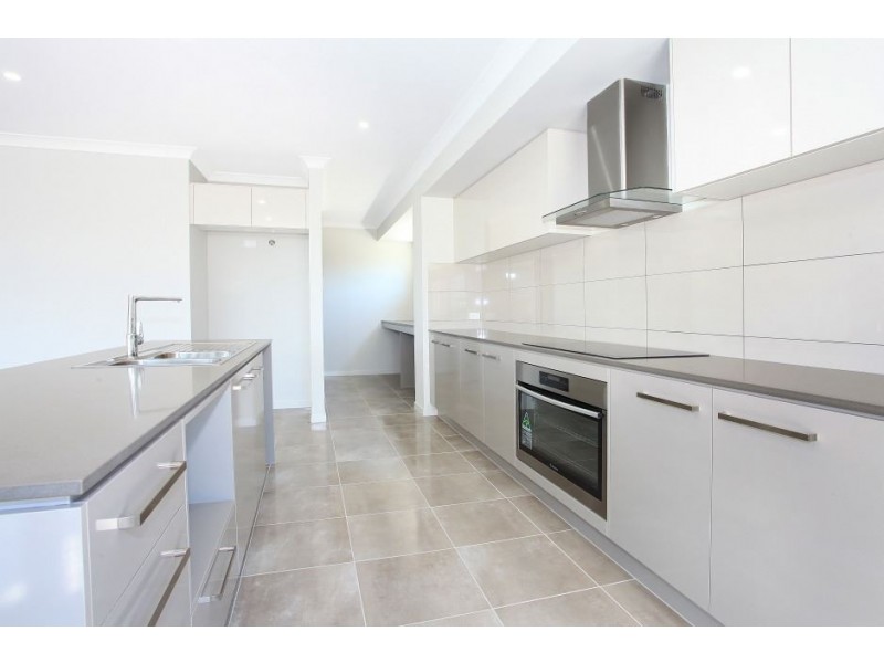 8 Seaforth Avenue, Broadbeach Waters QLD 4218