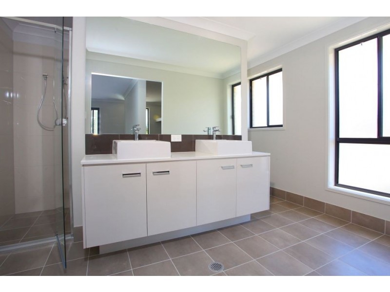 8 Seaforth Avenue, Broadbeach Waters QLD 4218