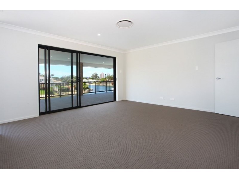 8 Seaforth Avenue, Broadbeach Waters QLD 4218