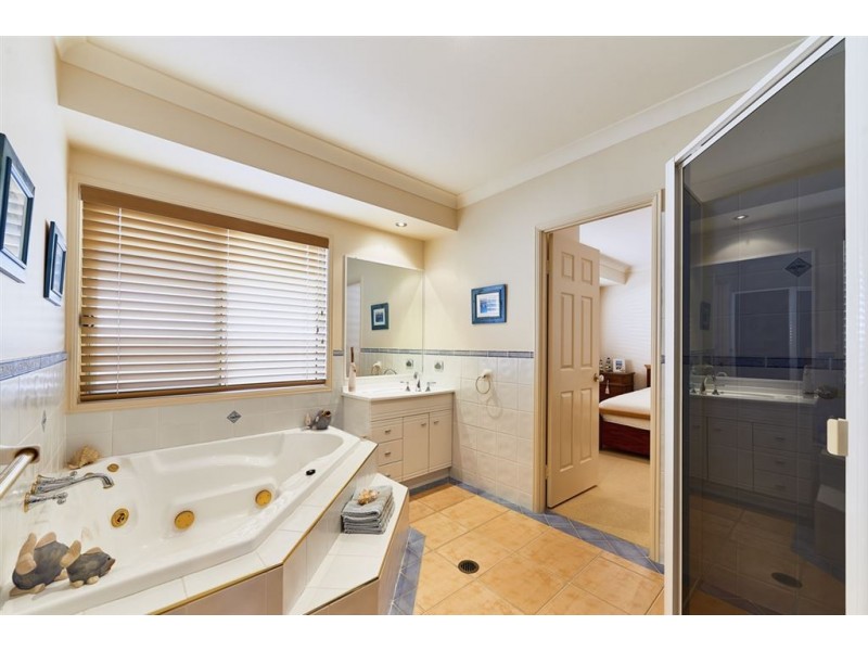 102 Cypress Drive, Broadbeach Waters QLD 4218