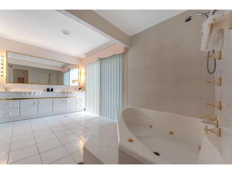 9 Fiesta Avenue, Isle Of Capri QLD 4217