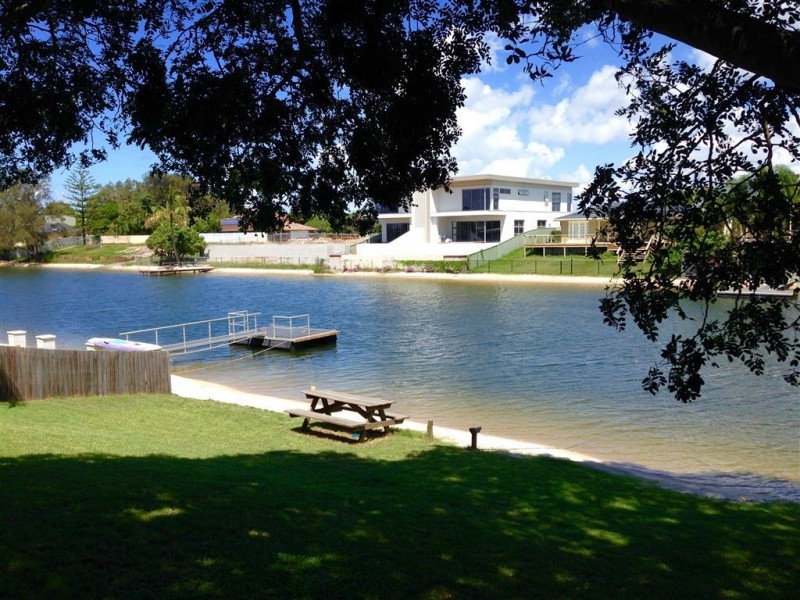 24 Kurrawa Avenue, Mermaid Waters QLD 4218