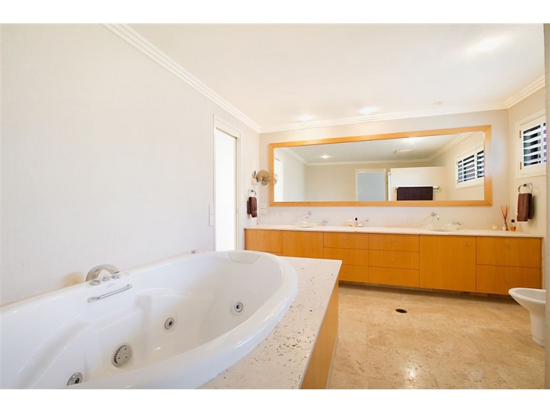 8 Aran Court, Sorrento QLD 4217