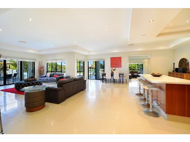 32 Compass Court, Mermaid Waters QLD 4218