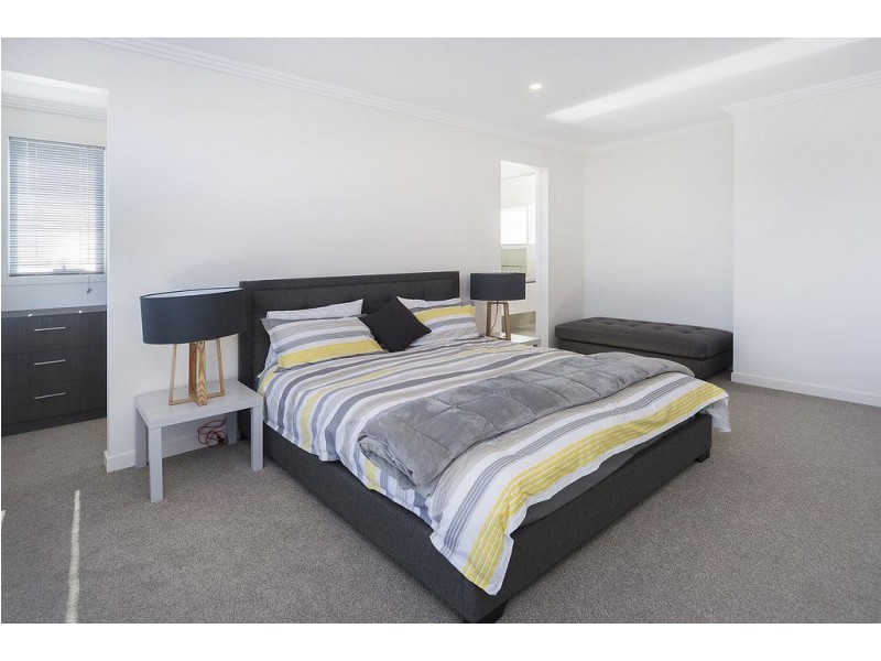 1&2/1063 Lakeview Terrace, Benowa QLD 4217