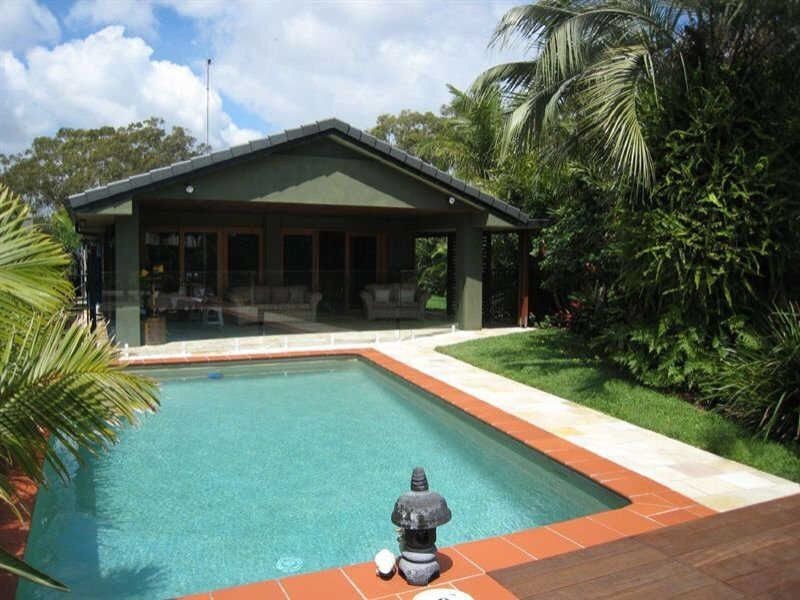 2  Seaforth Ave, Broadbeach Waters QLD 4218