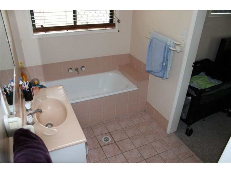 3 Crystal Court, Camira QLD 4300