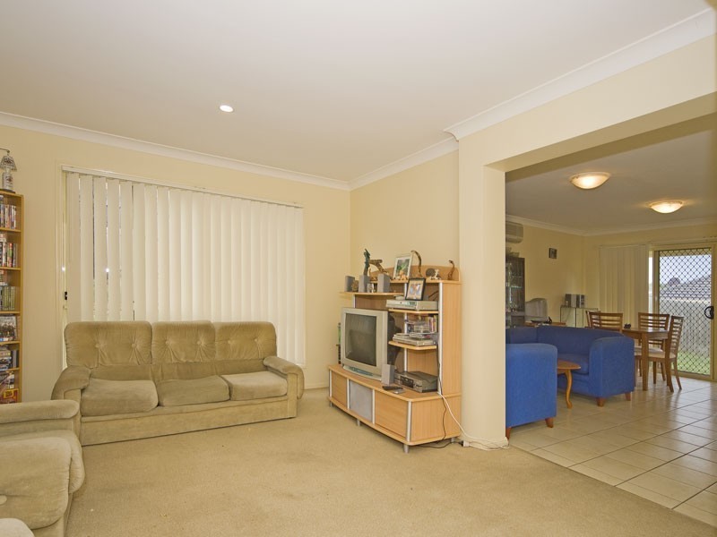 8 Parkside Dr, Springfield QLD 4300