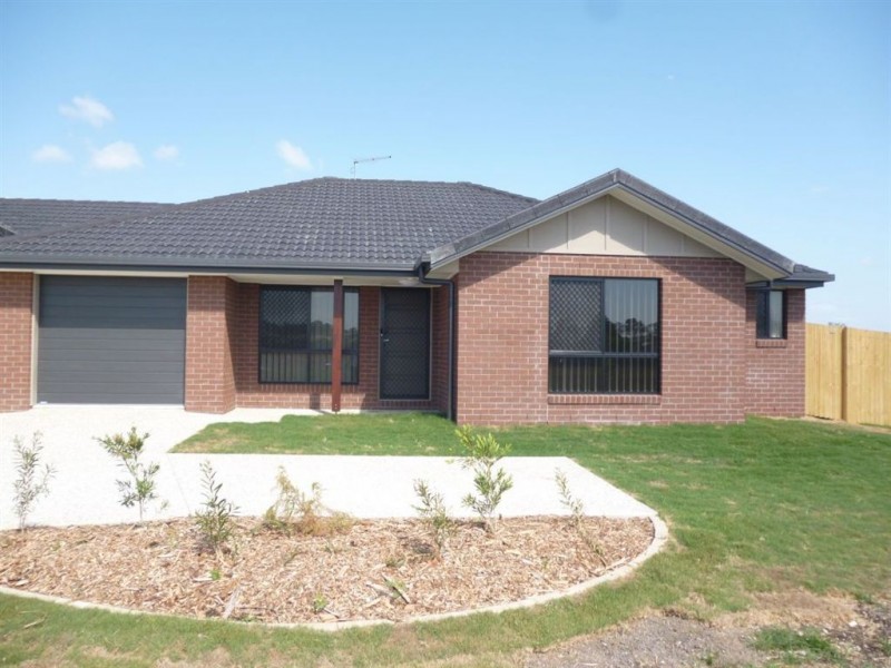 2/5 Robert Pl, Yamanto QLD 4305