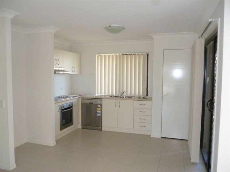 2/5 Robert Pl, Yamanto QLD 4305