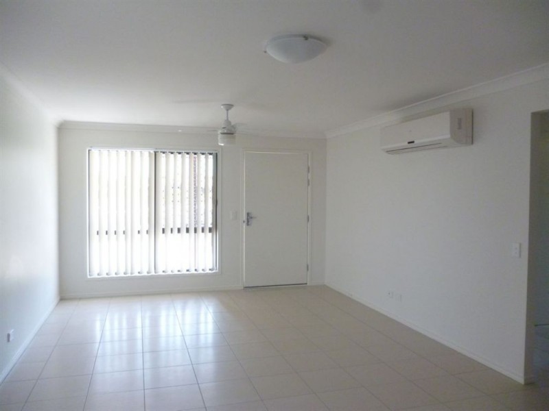 2/5 Robert Pl, Yamanto QLD 4305