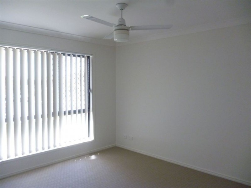 2/5 Robert Pl, Yamanto QLD 4305