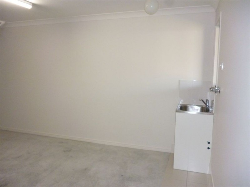 2/5 Robert Pl, Yamanto QLD 4305