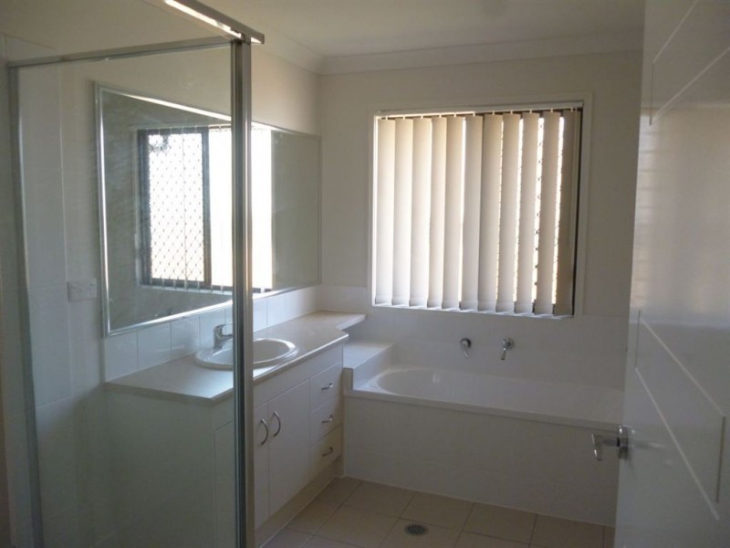 2/5 Robert Pl, Yamanto QLD 4305