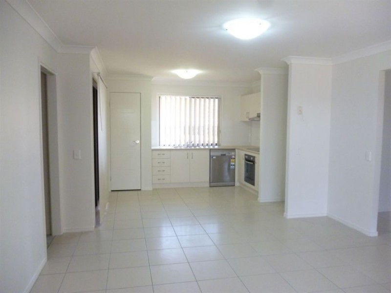 2/5 Robert Pl, Yamanto QLD 4305