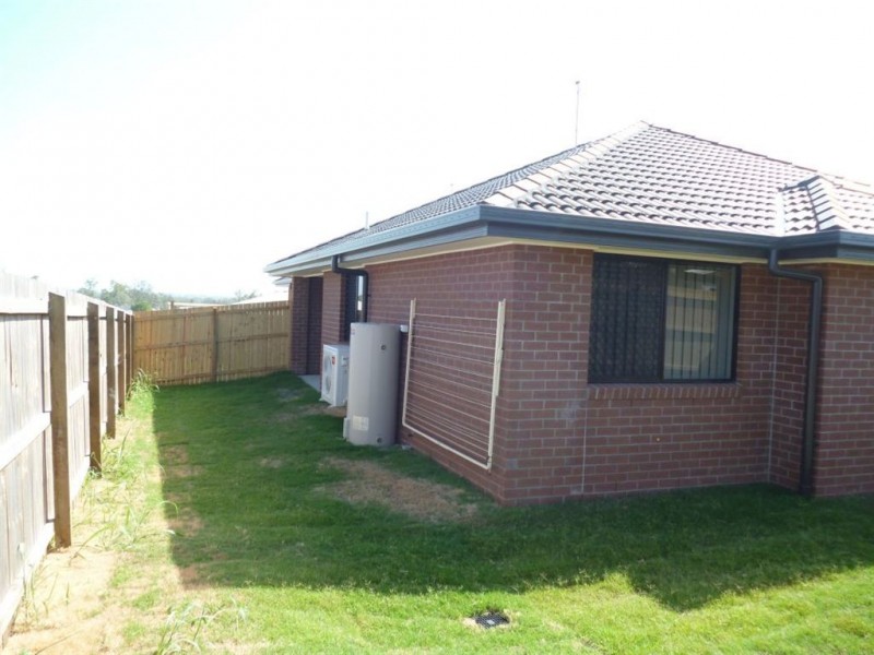 2/5 Robert Pl, Yamanto QLD 4305