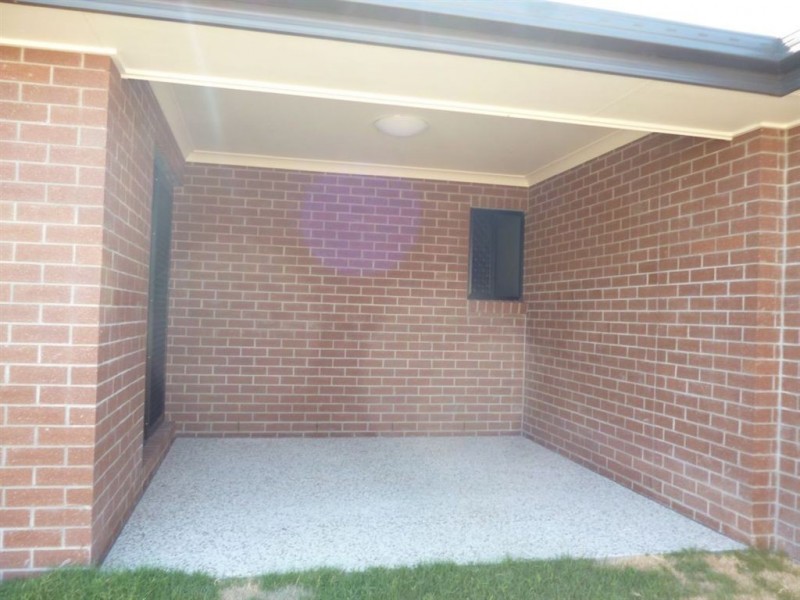 2/5 Robert Pl, Yamanto QLD 4305