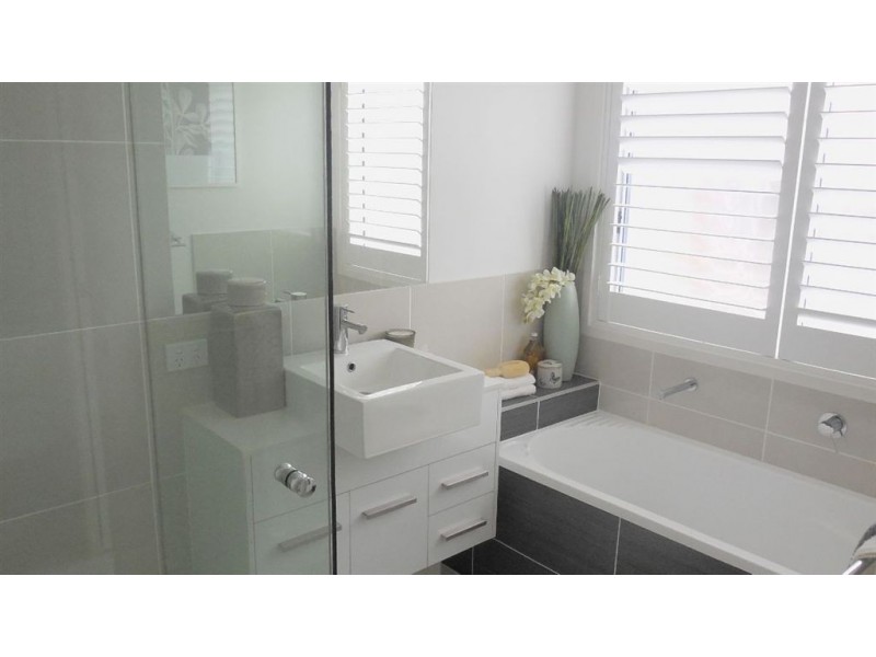 112 Valentine circuit, Augustine Heights QLD 4300