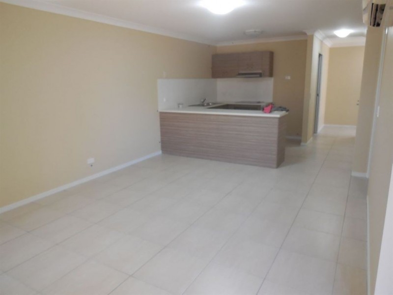 2/8 Robert Place, Yamanto QLD 4305