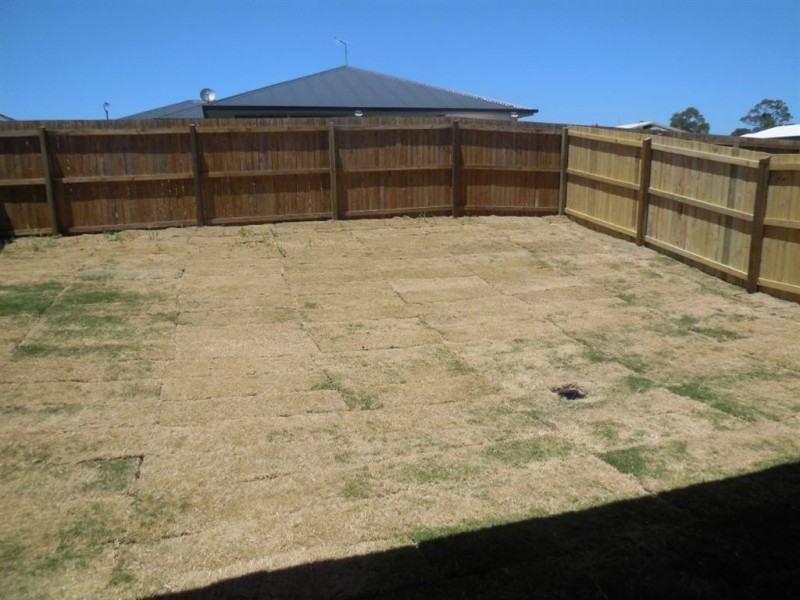 2/8 Robert Place, Yamanto QLD 4305