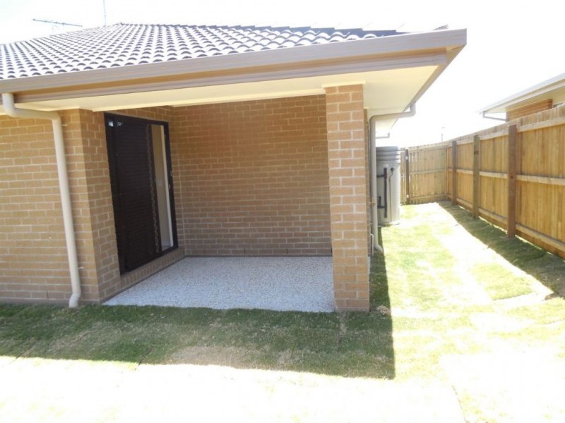 2/8 Robert Place, Yamanto QLD 4305