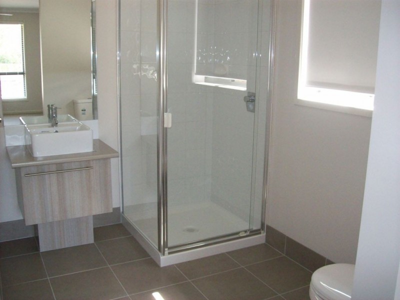 102 Valentine Cir, Augustine Heights QLD 4300