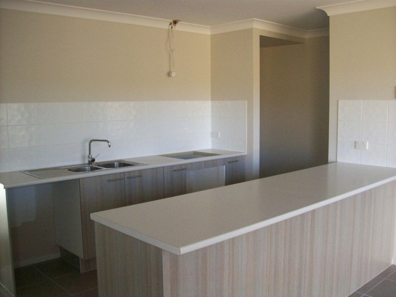 102 Valentine Cir, Augustine Heights QLD 4300