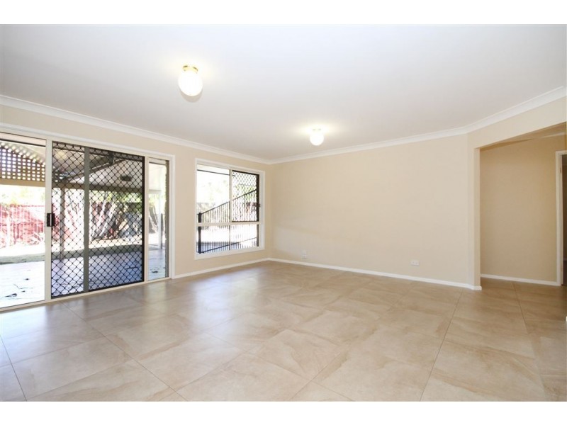 2 Crestwood Drive, Camira QLD 4300