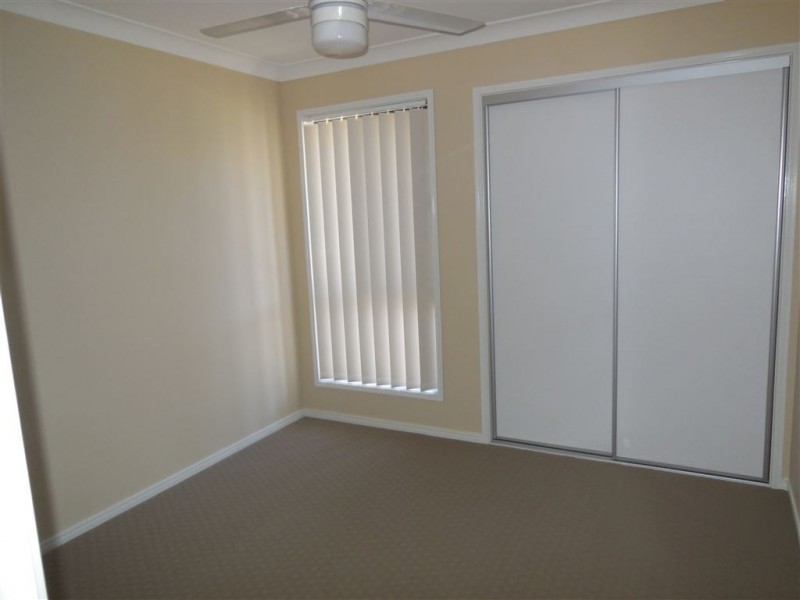 1/8 Robert Pl, Yamanto QLD 4305
